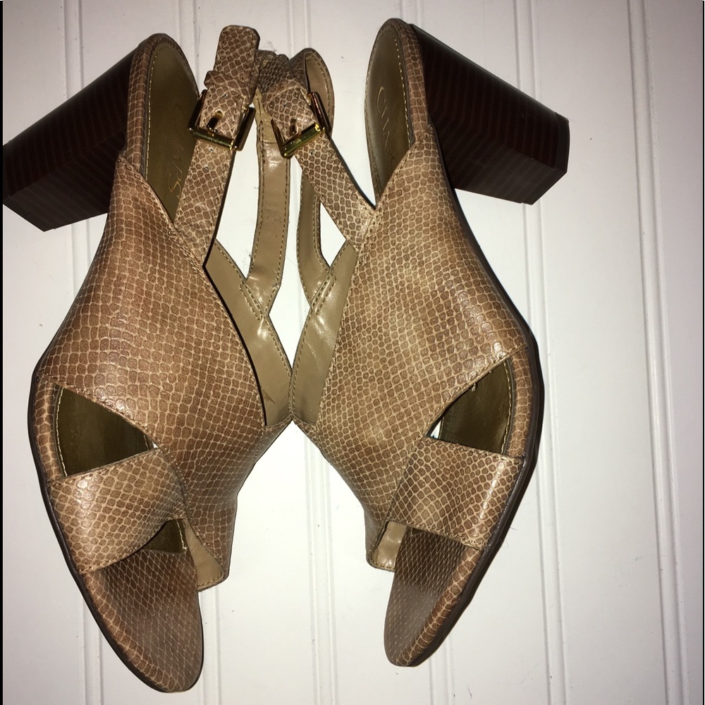 Chaps ladies size 9.5B light brown reptile like sandals New without tags. - Picture 3 of 5